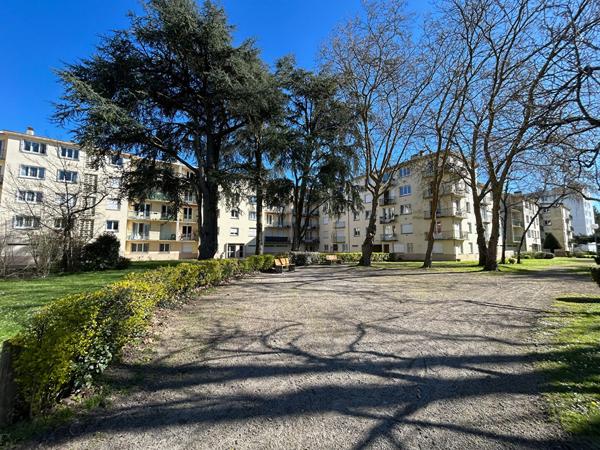 Appartement Nantes 4 pièces 65.48 m2 stationnement et cave