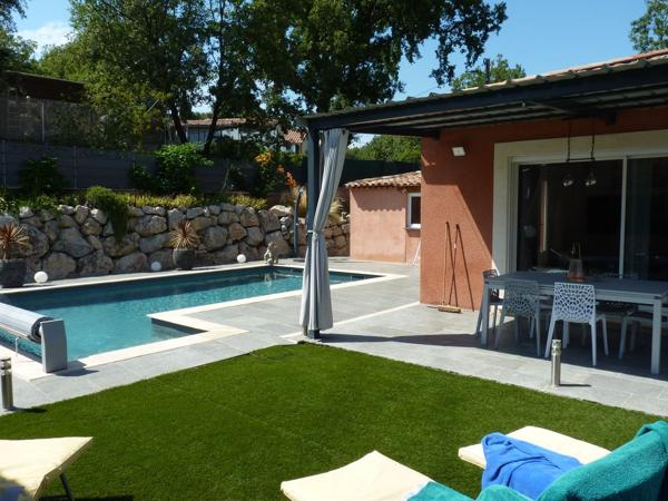 SUPERBE VILLA DE 7 PIECES AVEC PISCINE ET BASSIN