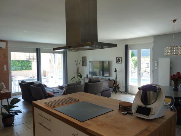 SUPERBE VILLA DE 7 PIECES AVEC PISCINE ET BASSIN
