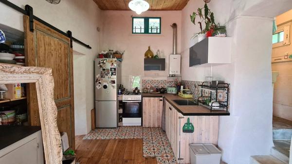 Mazet plein de charme, autonome en énergie, à 5 minutes du centre-ville