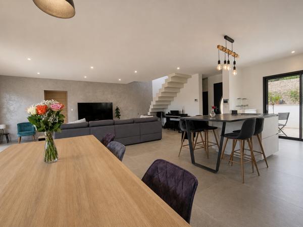 Maison
         5 pièces
        - 140 m² Bien prestige