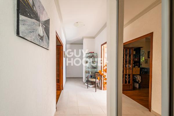 Maison plain-pied, piscine et terrain arboré de 1 645 m² — Chavanoz