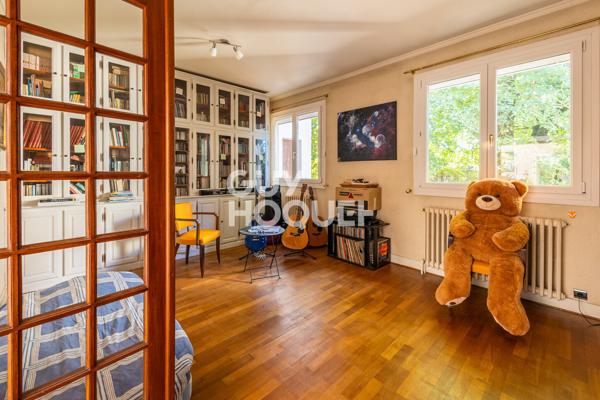 Maison plain-pied, piscine et terrain arboré de 1 645 m² — Chavanoz