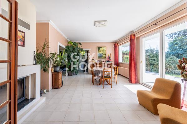 Maison plain-pied, piscine et terrain arboré de 1 645 m² — Chavanoz