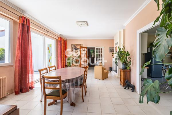 Maison plain-pied, piscine et terrain arboré de 1 645 m² — Chavanoz