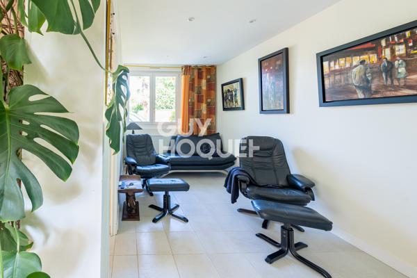Maison plain-pied, piscine et terrain arboré de 1 645 m² — Chavanoz