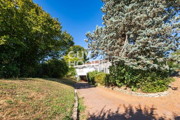 Maison plain-pied, piscine et terrain arboré de 1 645 m² — Chavanoz