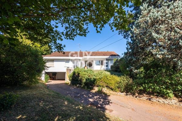 Maison plain-pied, piscine et terrain arboré de 1 645 m² — Chavanoz