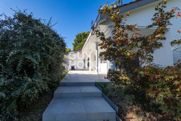 Maison plain-pied, piscine et terrain arboré de 1 645 m² — Chavanoz