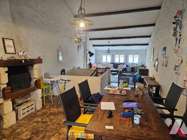 A 5 mm de la plage, immeuble sur trois niveaux en centre ville comprenant au rez-de-chaussée : ...