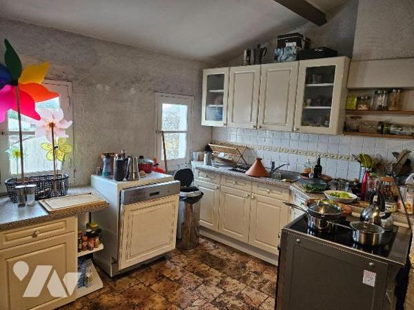 A 5 mm de la plage, immeuble sur trois niveaux en centre ville comprenant au rez-de-chaussée : ...