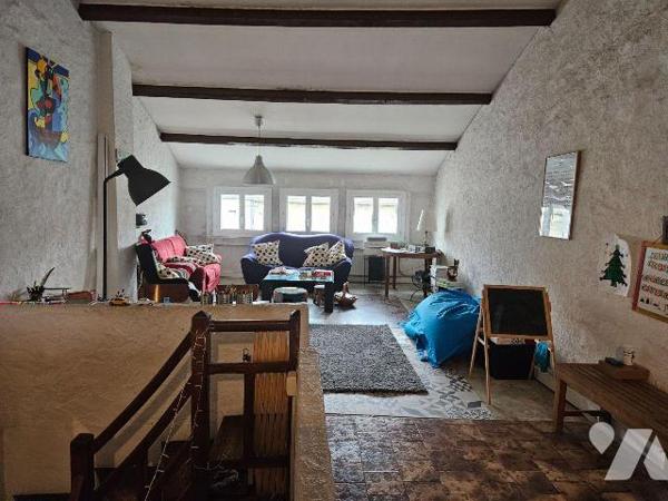 A 5 mm de la plage, immeuble sur trois niveaux en centre ville comprenant au rez-de-chaussée : ...