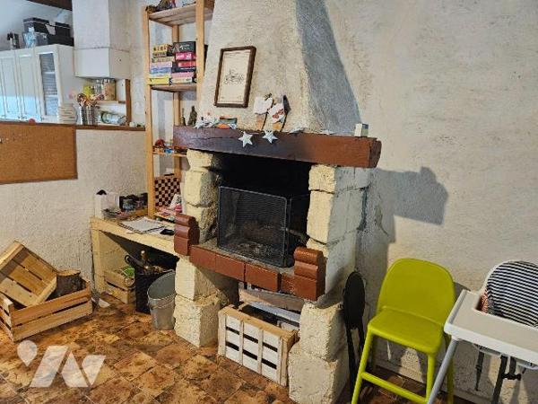 A 5 mm de la plage, immeuble sur trois niveaux en centre ville comprenant au rez-de-chaussée : ...