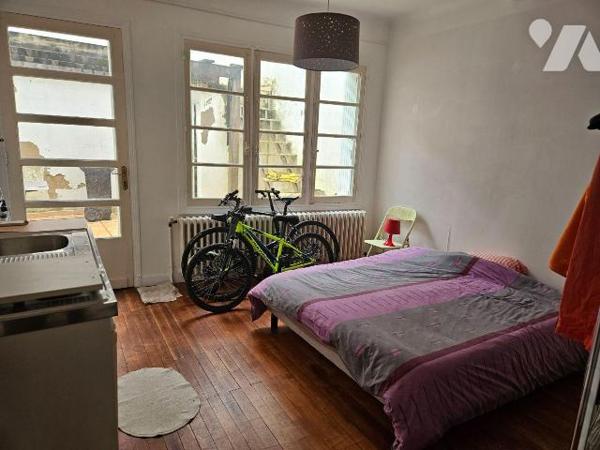 A 5 mm de la plage, immeuble sur trois niveaux en centre ville comprenant au rez-de-chaussée : ...