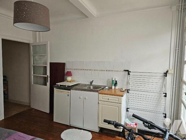 A 5 mm de la plage, immeuble sur trois niveaux en centre ville comprenant au rez-de-chaussée : ...