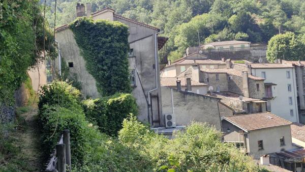 Maison de village à rénover – Fort potentiel –