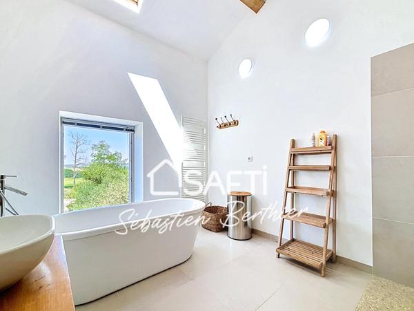 PROPRIÉTÉ DE CARACTÈRE – 400M² – PISCINE – TERRAIN DE 7 500 M²