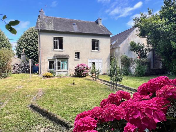 **EXCLUSIVITÉ – CHÂTEAULIN CENTRE-VILLE**

Idéalement située face à l'Aulne maritime, au cœur de Châteaulin, cette maison familiale en pierre offre un cadre de vie agréable, à proximité immédiate des commerces, écoles et services.

Le rez-de-chaussée comprend une entrée, un salon-séjour, une cuisine indépendante et un vaste garage de 31 m² avec wc, faisant partie intégrante de la maison, un véritable atout pour le confort du quotidien.

Le premier étage dessert quatre spacieuses chambres, chacune agrémentée d'une cheminée ancienne, témoignant du charme authentique des lieux. Une salle d'eau avec WC complète ce niveau.

Au-dessus, un vaste grenier aménageable d'environ 65 m² offre un potentiel supplémentaire remarquable pour créer de nouvelles pièces de vie selon vos besoins et vos projets.

À l'extérieur, vous profiterez d'une agréable terrasse et d'un jardin intime, sans vis-à-vis, propice aux moments de détente en famille.

La propriété dispose également d'une seconde bâtisse, aujourd'hui à l'état de ruine, laissant entrevoir de belles perspectives de réhabilitation sous réserve des autorisations nécessaires.

Cette maison nécessite des travaux de rénovation et constitue une belle opportunité pour les amateurs de caractère souhaitant façonner un lieu de vie à leur image, tout en valorisant un fort potentiel d'évolution.

Je reste disponible pour répondre à vos questions et pour programmer une visite.