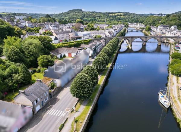 **EXCLUSIVITÉ – CHÂTEAULIN CENTRE-VILLE**

Idéalement située face à l'Aulne maritime, au cœur de Châteaulin, cette maison familiale en pierre offre un cadre de vie agréable, à proximité immédiate des commerces, écoles et services.

Le rez-de-chaussée comprend une entrée, un salon-séjour, une cuisine indépendante et un vaste garage de 31 m² avec wc, faisant partie intégrante de la maison, un véritable atout pour le confort du quotidien.

Le premier étage dessert quatre spacieuses chambres, chacune agrémentée d'une cheminée ancienne, témoignant du charme authentique des lieux. Une salle d'eau avec WC complète ce niveau.

Au-dessus, un vaste grenier aménageable d'environ 65 m² offre un potentiel supplémentaire remarquable pour créer de nouvelles pièces de vie selon vos besoins et vos projets.

À l'extérieur, vous profiterez d'une agréable terrasse et d'un jardin intime, sans vis-à-vis, propice aux moments de détente en famille.

La propriété dispose également d'une seconde bâtisse, aujourd'hui à l'état de ruine, laissant entrevoir de belles perspectives de réhabilitation sous réserve des autorisations nécessaires.

Cette maison nécessite des travaux de rénovation et constitue une belle opportunité pour les amateurs de caractère souhaitant façonner un lieu de vie à leur image, tout en valorisant un fort potentiel d'évolution.

Je reste disponible pour répondre à vos questions et pour programmer une visite.
