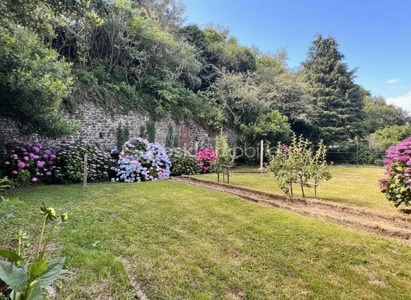 **EXCLUSIVITÉ – CHÂTEAULIN CENTRE-VILLE**

Idéalement située face à l'Aulne maritime, au cœur de Châteaulin, cette maison familiale en pierre offre un cadre de vie agréable, à proximité immédiate des commerces, écoles et services.

Le rez-de-chaussée comprend une entrée, un salon-séjour, une cuisine indépendante et un vaste garage de 31 m² avec wc, faisant partie intégrante de la maison, un véritable atout pour le confort du quotidien.

Le premier étage dessert quatre spacieuses chambres, chacune agrémentée d'une cheminée ancienne, témoignant du charme authentique des lieux. Une salle d'eau avec WC complète ce niveau.

Au-dessus, un vaste grenier aménageable d'environ 65 m² offre un potentiel supplémentaire remarquable pour créer de nouvelles pièces de vie selon vos besoins et vos projets.

À l'extérieur, vous profiterez d'une agréable terrasse et d'un jardin intime, sans vis-à-vis, propice aux moments de détente en famille.

La propriété dispose également d'une seconde bâtisse, aujourd'hui à l'état de ruine, laissant entrevoir de belles perspectives de réhabilitation sous réserve des autorisations nécessaires.

Cette maison nécessite des travaux de rénovation et constitue une belle opportunité pour les amateurs de caractère souhaitant façonner un lieu de vie à leur image, tout en valorisant un fort potentiel d'évolution.

Je reste disponible pour répondre à vos questions et pour programmer une visite.