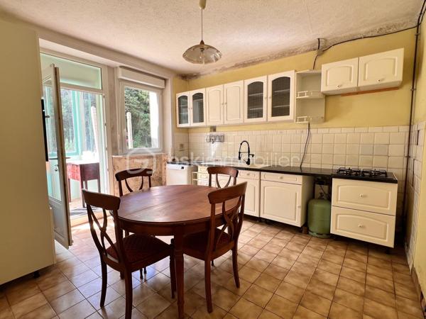 **EXCLUSIVITÉ – CHÂTEAULIN CENTRE-VILLE**

Idéalement située face à l'Aulne maritime, au cœur de Châteaulin, cette maison familiale en pierre offre un cadre de vie agréable, à proximité immédiate des commerces, écoles et services.

Le rez-de-chaussée comprend une entrée, un salon-séjour, une cuisine indépendante et un vaste garage de 31 m² avec wc, faisant partie intégrante de la maison, un véritable atout pour le confort du quotidien.

Le premier étage dessert quatre spacieuses chambres, chacune agrémentée d'une cheminée ancienne, témoignant du charme authentique des lieux. Une salle d'eau avec WC complète ce niveau.

Au-dessus, un vaste grenier aménageable d'environ 65 m² offre un potentiel supplémentaire remarquable pour créer de nouvelles pièces de vie selon vos besoins et vos projets.

À l'extérieur, vous profiterez d'une agréable terrasse et d'un jardin intime, sans vis-à-vis, propice aux moments de détente en famille.

La propriété dispose également d'une seconde bâtisse, aujourd'hui à l'état de ruine, laissant entrevoir de belles perspectives de réhabilitation sous réserve des autorisations nécessaires.

Cette maison nécessite des travaux de rénovation et constitue une belle opportunité pour les amateurs de caractère souhaitant façonner un lieu de vie à leur image, tout en valorisant un fort potentiel d'évolution.

Je reste disponible pour répondre à vos questions et pour programmer une visite.
