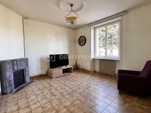 **EXCLUSIVITÉ – CHÂTEAULIN CENTRE-VILLE**

Idéalement située face à l'Aulne maritime, au cœur de Châteaulin, cette maison familiale en pierre offre un cadre de vie agréable, à proximité immédiate des commerces, écoles et services.

Le rez-de-chaussée comprend une entrée, un salon-séjour, une cuisine indépendante et un vaste garage de 31 m² avec wc, faisant partie intégrante de la maison, un véritable atout pour le confort du quotidien.

Le premier étage dessert quatre spacieuses chambres, chacune agrémentée d'une cheminée ancienne, témoignant du charme authentique des lieux. Une salle d'eau avec WC complète ce niveau.

Au-dessus, un vaste grenier aménageable d'environ 65 m² offre un potentiel supplémentaire remarquable pour créer de nouvelles pièces de vie selon vos besoins et vos projets.

À l'extérieur, vous profiterez d'une agréable terrasse et d'un jardin intime, sans vis-à-vis, propice aux moments de détente en famille.

La propriété dispose également d'une seconde bâtisse, aujourd'hui à l'état de ruine, laissant entrevoir de belles perspectives de réhabilitation sous réserve des autorisations nécessaires.

Cette maison nécessite des travaux de rénovation et constitue une belle opportunité pour les amateurs de caractère souhaitant façonner un lieu de vie à leur image, tout en valorisant un fort potentiel d'évolution.

Je reste disponible pour répondre à vos questions et pour programmer une visite.