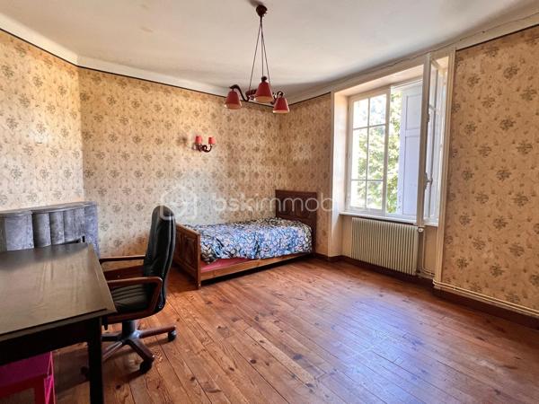 **EXCLUSIVITÉ – CHÂTEAULIN CENTRE-VILLE**

Idéalement située face à l'Aulne maritime, au cœur de Châteaulin, cette maison familiale en pierre offre un cadre de vie agréable, à proximité immédiate des commerces, écoles et services.

Le rez-de-chaussée comprend une entrée, un salon-séjour, une cuisine indépendante et un vaste garage de 31 m² avec wc, faisant partie intégrante de la maison, un véritable atout pour le confort du quotidien.

Le premier étage dessert quatre spacieuses chambres, chacune agrémentée d'une cheminée ancienne, témoignant du charme authentique des lieux. Une salle d'eau avec WC complète ce niveau.

Au-dessus, un vaste grenier aménageable d'environ 65 m² offre un potentiel supplémentaire remarquable pour créer de nouvelles pièces de vie selon vos besoins et vos projets.

À l'extérieur, vous profiterez d'une agréable terrasse et d'un jardin intime, sans vis-à-vis, propice aux moments de détente en famille.

La propriété dispose également d'une seconde bâtisse, aujourd'hui à l'état de ruine, laissant entrevoir de belles perspectives de réhabilitation sous réserve des autorisations nécessaires.

Cette maison nécessite des travaux de rénovation et constitue une belle opportunité pour les amateurs de caractère souhaitant façonner un lieu de vie à leur image, tout en valorisant un fort potentiel d'évolution.

Je reste disponible pour répondre à vos questions et pour programmer une visite.
