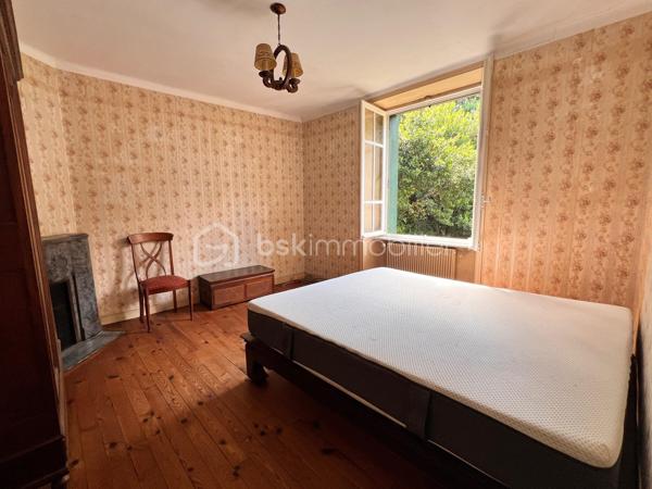 **EXCLUSIVITÉ – CHÂTEAULIN CENTRE-VILLE**

Idéalement située face à l'Aulne maritime, au cœur de Châteaulin, cette maison familiale en pierre offre un cadre de vie agréable, à proximité immédiate des commerces, écoles et services.

Le rez-de-chaussée comprend une entrée, un salon-séjour, une cuisine indépendante et un vaste garage de 31 m² avec wc, faisant partie intégrante de la maison, un véritable atout pour le confort du quotidien.

Le premier étage dessert quatre spacieuses chambres, chacune agrémentée d'une cheminée ancienne, témoignant du charme authentique des lieux. Une salle d'eau avec WC complète ce niveau.

Au-dessus, un vaste grenier aménageable d'environ 65 m² offre un potentiel supplémentaire remarquable pour créer de nouvelles pièces de vie selon vos besoins et vos projets.

À l'extérieur, vous profiterez d'une agréable terrasse et d'un jardin intime, sans vis-à-vis, propice aux moments de détente en famille.

La propriété dispose également d'une seconde bâtisse, aujourd'hui à l'état de ruine, laissant entrevoir de belles perspectives de réhabilitation sous réserve des autorisations nécessaires.

Cette maison nécessite des travaux de rénovation et constitue une belle opportunité pour les amateurs de caractère souhaitant façonner un lieu de vie à leur image, tout en valorisant un fort potentiel d'évolution.

Je reste disponible pour répondre à vos questions et pour programmer une visite.