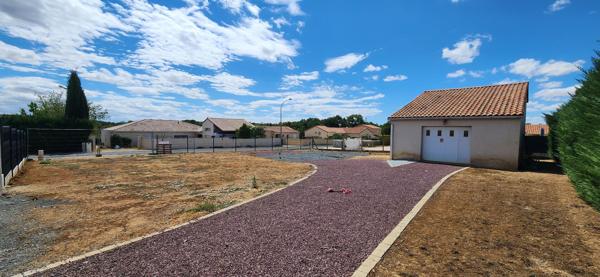 VIVONNE - TERRAIN CONSTRUCTIBLE VIABILISE- GARAGE