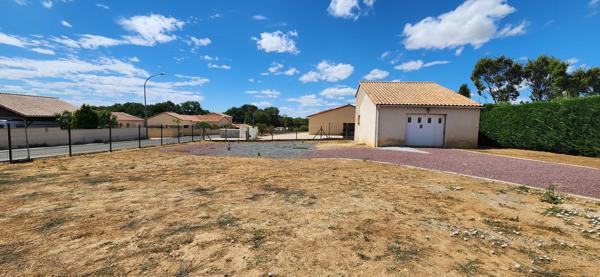 VIVONNE - TERRAIN CONSTRUCTIBLE VIABILISE- GARAGE