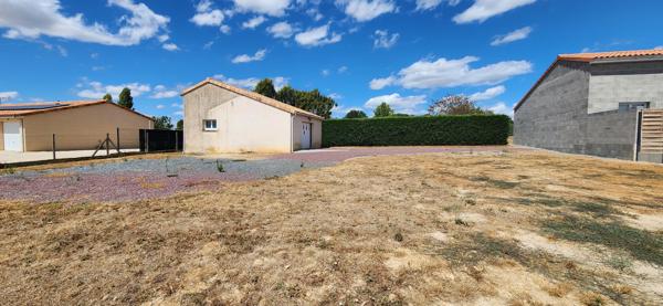 VIVONNE - TERRAIN CONSTRUCTIBLE VIABILISE- GARAGE