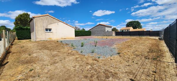 VIVONNE - TERRAIN CONSTRUCTIBLE VIABILISE- GARAGE