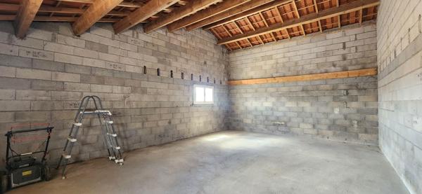 VIVONNE - TERRAIN CONSTRUCTIBLE VIABILISE- GARAGE