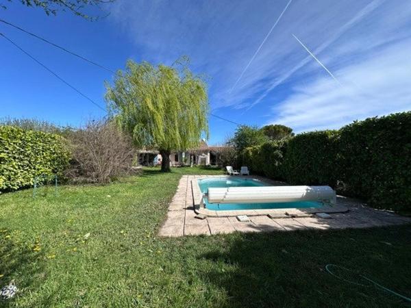 Maison rénovée de plain pied proche commodités