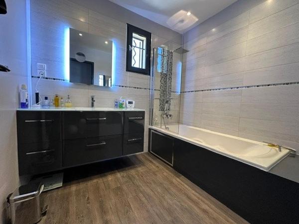 Maison rénovée de plain pied proche commodités