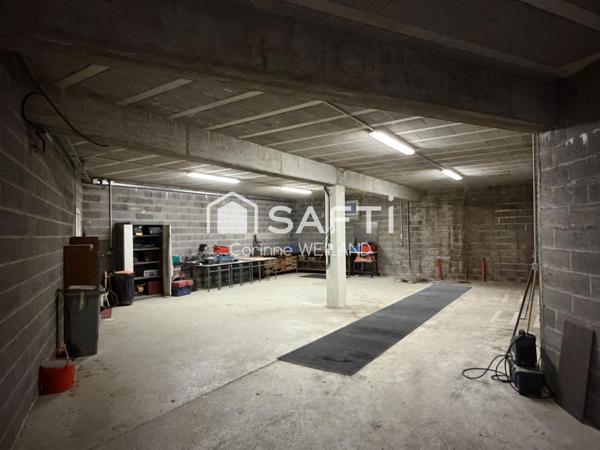 Magnifique maison d'architecte, terrain 16 ares, 6 chambres, 4 salles d'eau, bureaux, sous-sol de 413 m2 dont garage de 312 m2 + garage 2 voitures au RDC