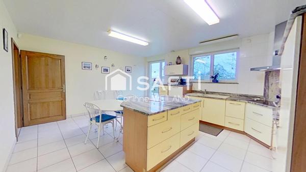 Magnifique maison d'architecte, terrain 16 ares, 6 chambres, 4 salles d'eau, bureaux, sous-sol de 413 m2 dont garage de 312 m2 + garage 2 voitures au RDC