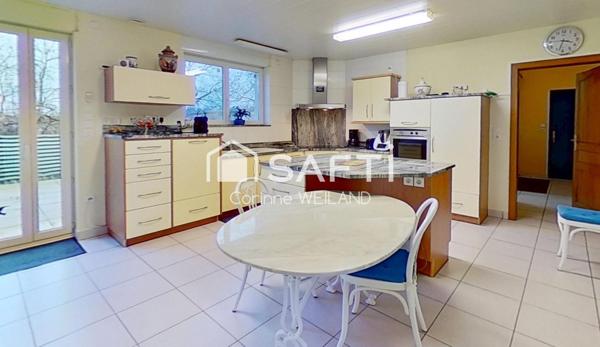 Magnifique maison d'architecte, terrain 16 ares, 6 chambres, 4 salles d'eau, bureaux, sous-sol de 413 m2 dont garage de 312 m2 + garage 2 voitures au RDC