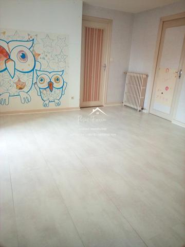 Idéalement situé, en plein coeur de DESCARTES