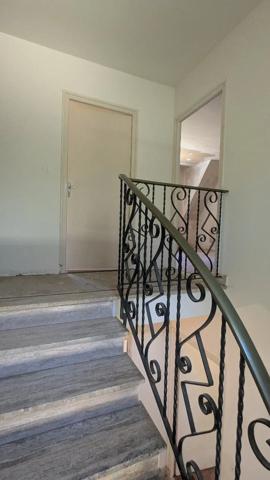 Maison familiale de 5 chambres à rénover – Sous-sol complet – Terrain de 8 291 m² – À 1,6 km de la Petite Mer de Gâvres