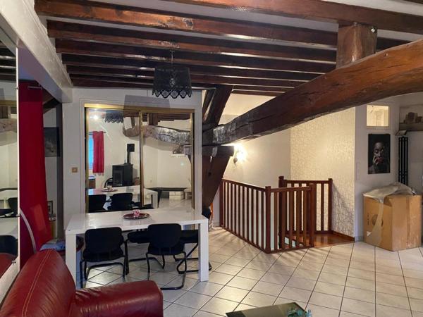 maison sur trois niveaux , avec un local  generant un loyer de 450