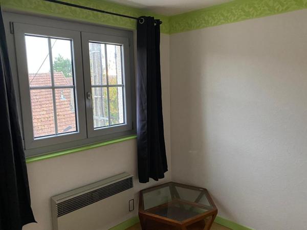 maison sur trois niveaux , avec un local  generant un loyer de 450