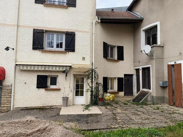 maison sur trois niveaux , avec un local  generant un loyer de 450