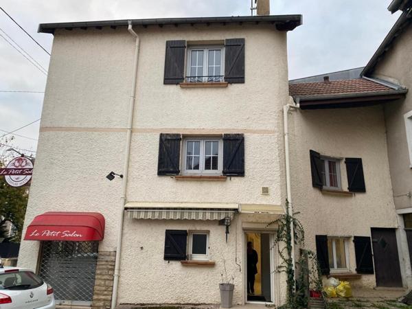 maison sur trois niveaux , avec un local  generant un loyer de 450