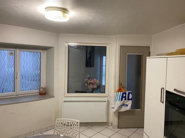 maison sur trois niveaux , avec un local  generant un loyer de 450