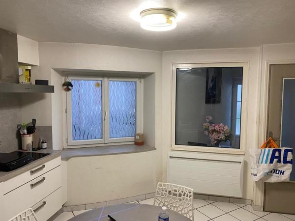 maison sur trois niveaux , avec un local  generant un loyer de 450