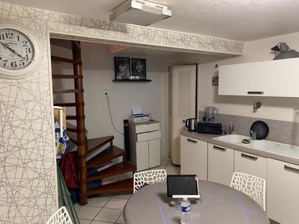 maison sur trois niveaux , avec un local  generant un loyer de 450