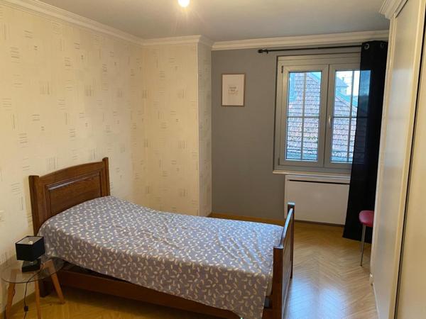 maison sur trois niveaux , avec un local  generant un loyer de 450