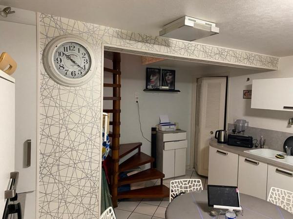 maison sur trois niveaux , avec un local  generant un loyer de 450