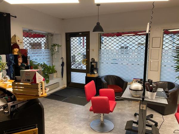 maison sur trois niveaux , avec un local  generant un loyer de 450